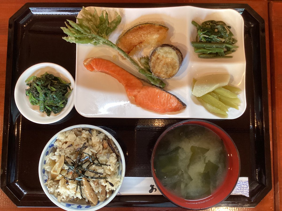 本日の気まぐれ定食は、山菜天ぷら定食です。
すどけのなねこ和え，ほうれん草のごま和え、ウドの酢味噌和えと和えものが3品です。
ご飯はたけのこご飯です。