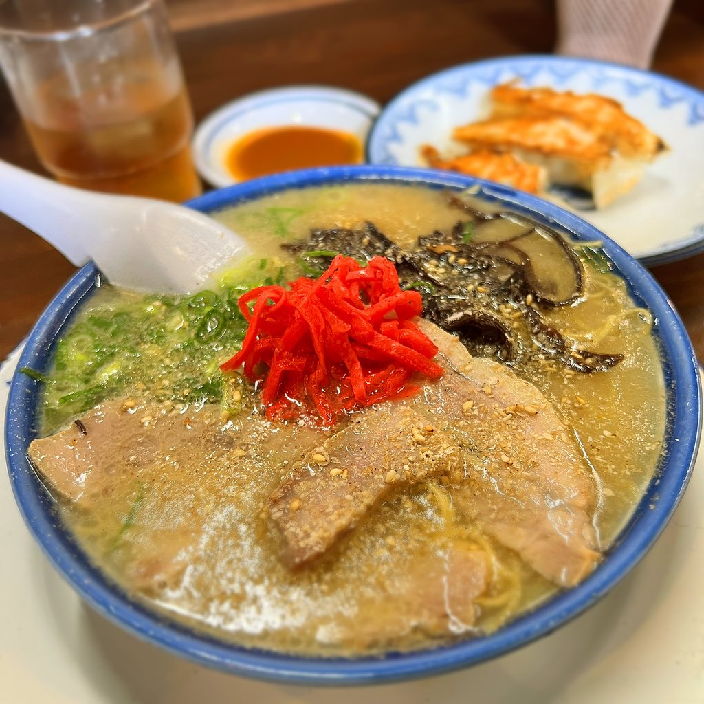 本日のランチは、しばらくの豚骨ラーメンで。
ここの麺は独特でやみつきになりますね！
午後からは商工会議所主催の交流会で新しい出会いがありますように😃

#ランチ #しばらく #バリカタ #替玉¥50 #餃子 #商工会議所 #福岡 #交流会