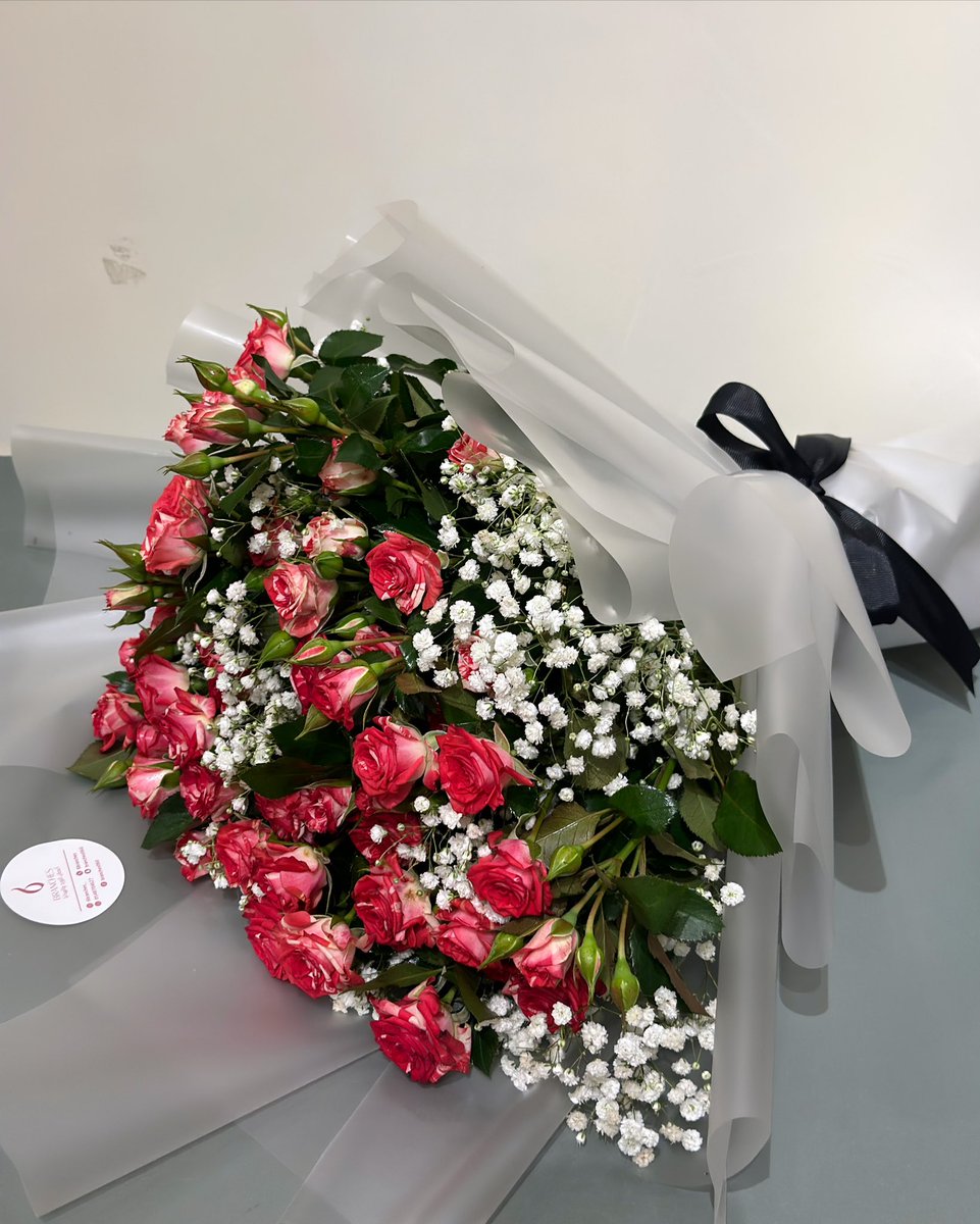 6branches's tweet image. أما أنها لو مرّت ببستان وردًا ، ولامست كفيها ورقهُ وأغصانهُ ،لتفتح الوردُ بها ظنًا منه أن الربيع قد تغشاهـُ