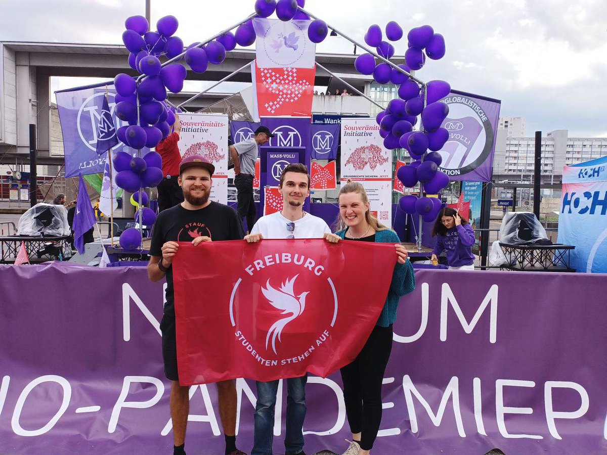 #DEMO 🇨🇭
Auch wir von Stauf waren am 25. Mai in Bern mit dabei und standen mit den Schweizern, @mass_voll und allen anderen Menschen auf der Straße.

Für unsere Souveränität und gegen den WHO-Pandemiepakt!!!

Komm auch du zu Stauf.org und vernetze dich mit tollen