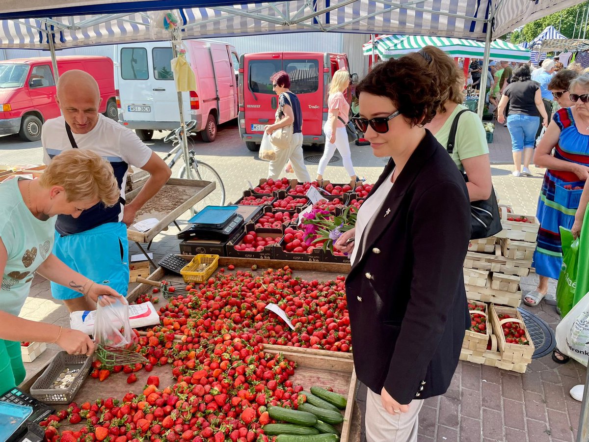 Dzisiaj zakupy nowalijek i ulotkowanie na bazarze w Siedlcach. Truskawki po 8, czereśnie po 14. Ludzie pytają o ten #ZielonyŁad, naprawdę dużo o nim mówią, dyskutują. 

#Mazowsze
#ZielonyŁad
#ZmienićZielonyŁad