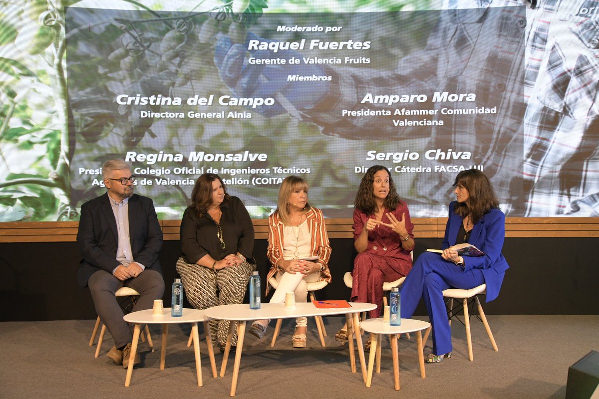 Inn_Somnia's tweet photo. 👉Arranca la mesa redonda titulada 🥕🥕 "Desafíos y futuro del sector agroalimentario". Raquel Fuertes, Gerente de Valencia Fruits, moderará junto a la CEO de Ainia, la Presidenta de Afammer, la secretaria del CAECV y el Director de FACSA_UJI. #IAAgrobank #Innsomnia https://t.co/7NQnrsz71m