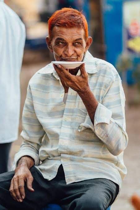 A hyderabadi is seen drinking tea from a saucer because kalkutta took the cup 😢😭