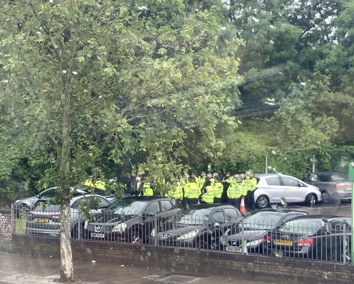 ⚠️WARNING⚠️ 
About 20 cops, and some TfL workers, in hi viz in the Wickes parking lot on Seven Sisters Road, having some kind of briefing. Looks like they’re preparing for some kind of coordinated operation.