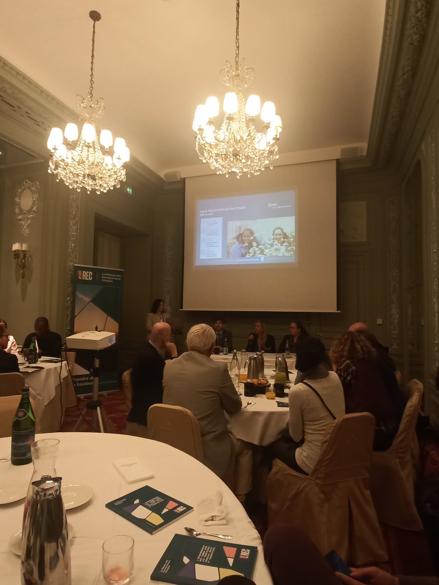 Table ronde à la Convention des partenaires de <a href="/Rec_Innovation/">REC</a> : <a href="/MaximeBaduel/">Maxime Baduel</a> , <a href="/DelliereKarine/">Karine Delliere</a> et <a href="/Ohlivres/">Céline Mas</a>. 
Quand Karine Delliere du <a href="/FAPEEDF/">FAPE EDF</a> intervient, c'est sous les fleurs d'Halage et les visages de deux anciennes salariées aujourd'hui parties en CDI ! <a href="/HalageAssociat1/">Halage // Association</a>