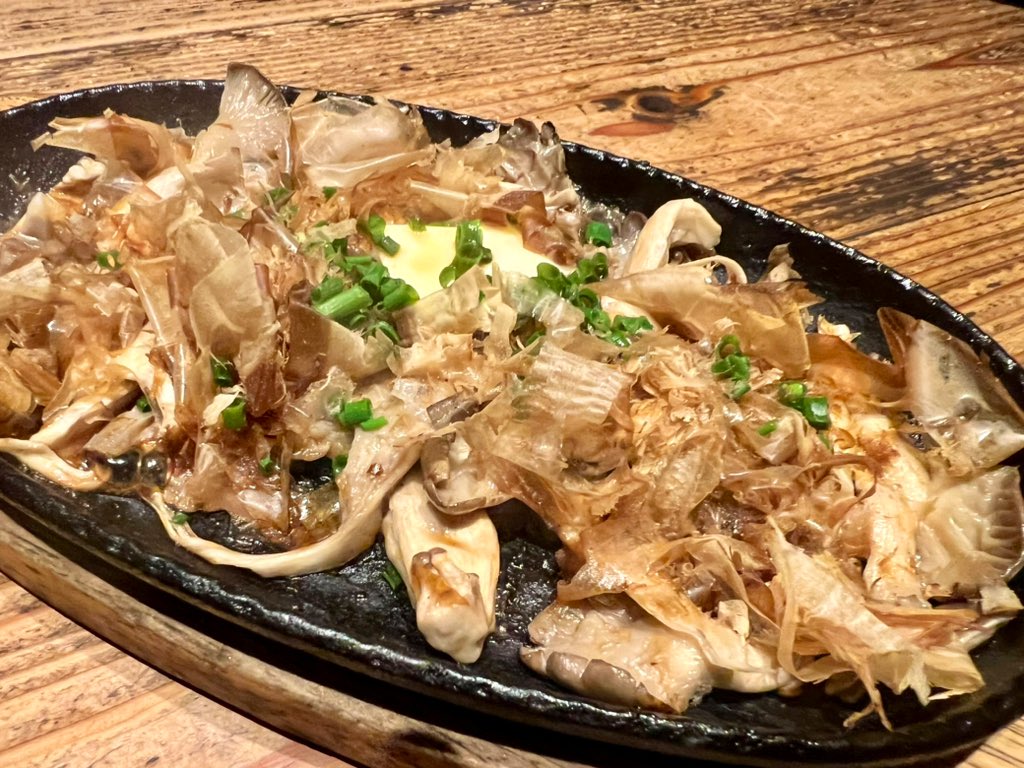 今日の昼ご飯！
宮崎牛炙り握り寿司
肉巻きおにぎり
ヒラタケバター焼き

宮崎B級グルメ肉巻きおにぎりに出会えた！
美味かったぜ♪( ´▽｀)

お店 : あっぱれ食堂
#宮崎グルメ