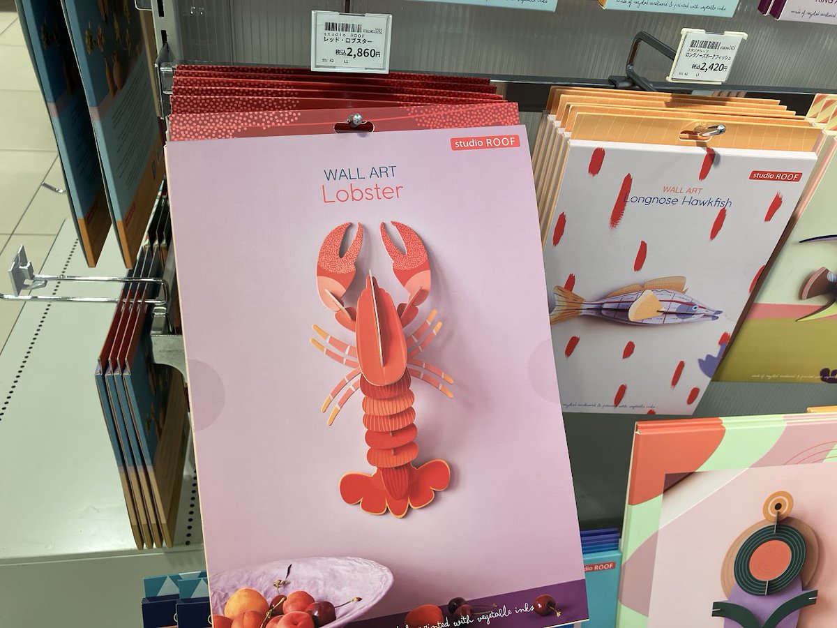 Hands_Umeda's tweet photo. 壁に飾るロブスター！
感じるは楽しい。ART(芸術)の完成を養おう。手を感じる、それが“PLAY ART！
色鮮やかな鳥や昆虫、魚などのペーパークラフト。お気に入りを組み立ててお部屋のアクセントに🦞
(10F)
#studioROOF（スタジオルーフ） https://t.co/G4jw16qvF3