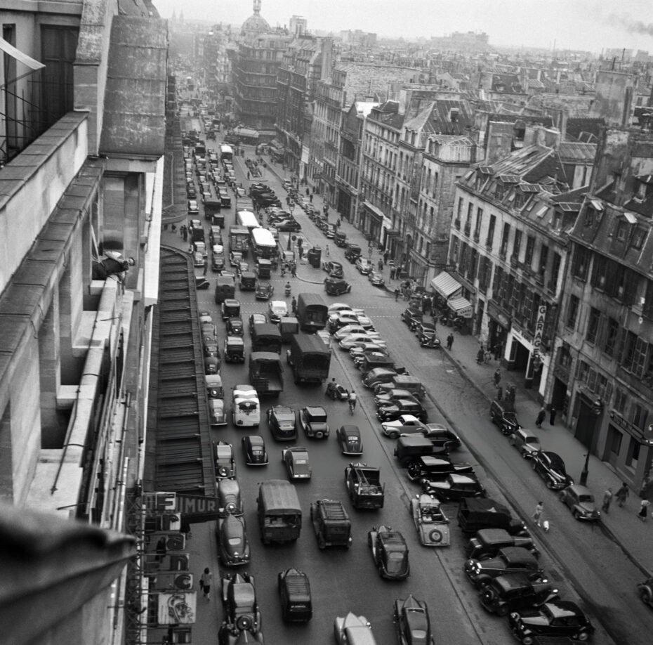 No quedan dudas de que el auto mata las ciudades. Miren lo que era París en los 60s: