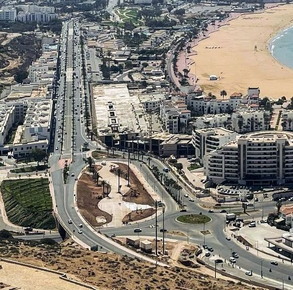 ChoufAgadir's tweet photo. متنفس جديد لساكنة أكادير سيرى النور قريبا بجوار مارينا أكادير حيث ستتحول المدارة الكبيرة المقابلة للمارينا إلى فضاء أخضر يتوسطه ممر للمشاة بشكل ھندسي فريد من نوعه مزود بإنارة ذات جودة عالية صديقة للبيئة على منوال حديقة بلفيدير. https://t.co/UDFptsJWNA