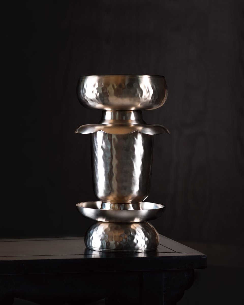 공예품은 인간이 자연으로부터 문화의 영역을 획득하기 위해 자신의 창조적 힘을 구체적으로 표현한 것입니다.
공예품 안에는 자연의 형태에서 발생한 것 그리고 인간이 자연을 극복하고 표현의 세계를 창조한 것에 대한 시각적 기억이 고스란히 담겨있습니다.

『공예란 무엇인가』 115p 발췌
©APC