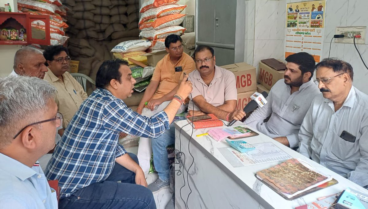 गल्ला व्यापार समिति गंज कटला बाजार की ओर से आयोजित डस्टबीन वितरण कार्यक्रम में शिरकत की !
#jaiho