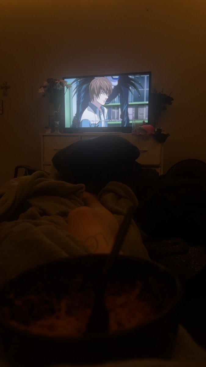 eating buldak ramen and rewatching death note cause k!llin myself is wrong