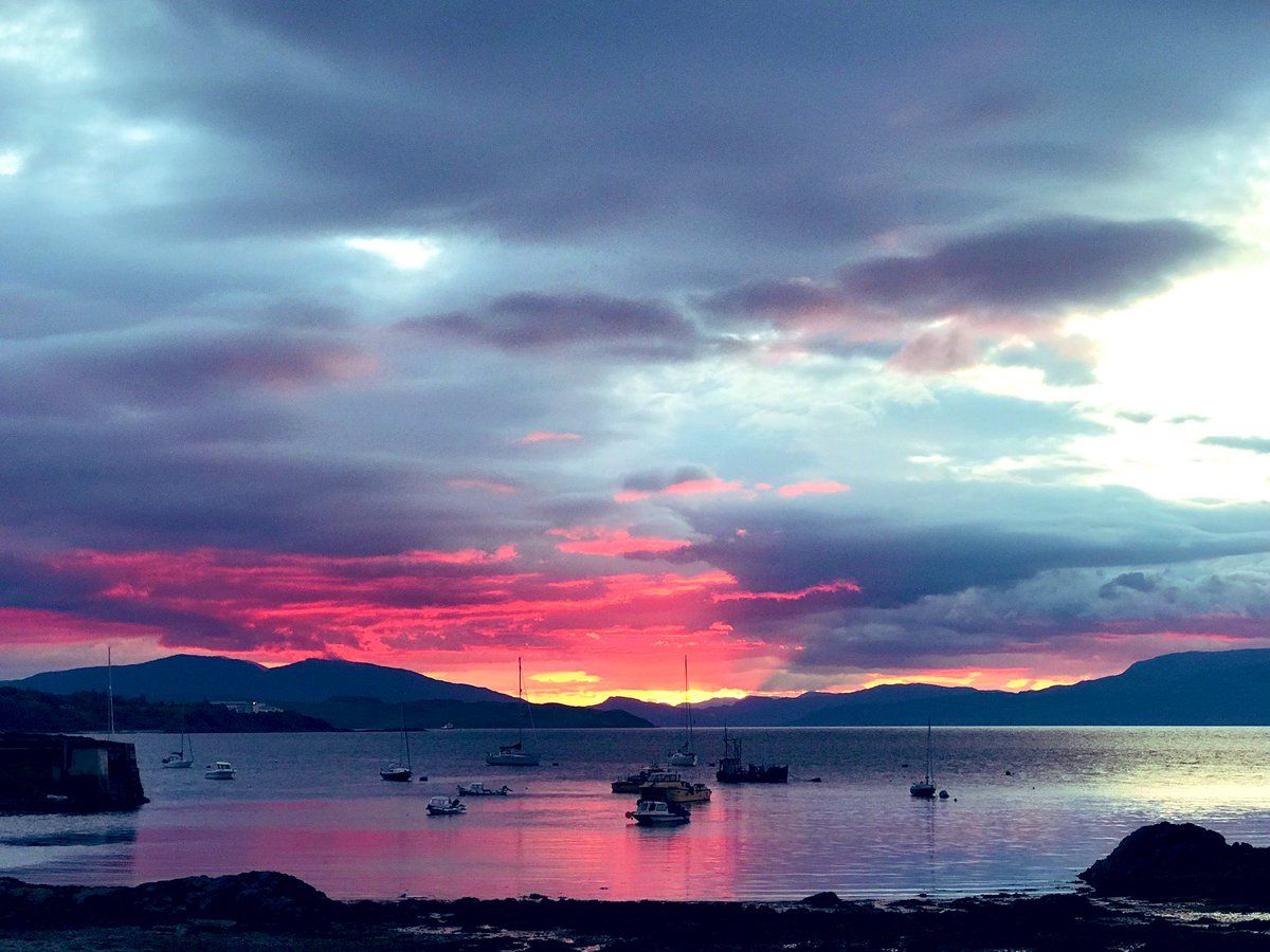 Sunrise - Armadale Bay, Isle of Skye #Scotland 🏴󠁧󠁢󠁳󠁣󠁴󠁿 @angie_weather @ThePhotoHour @StormHour @VisitScotland