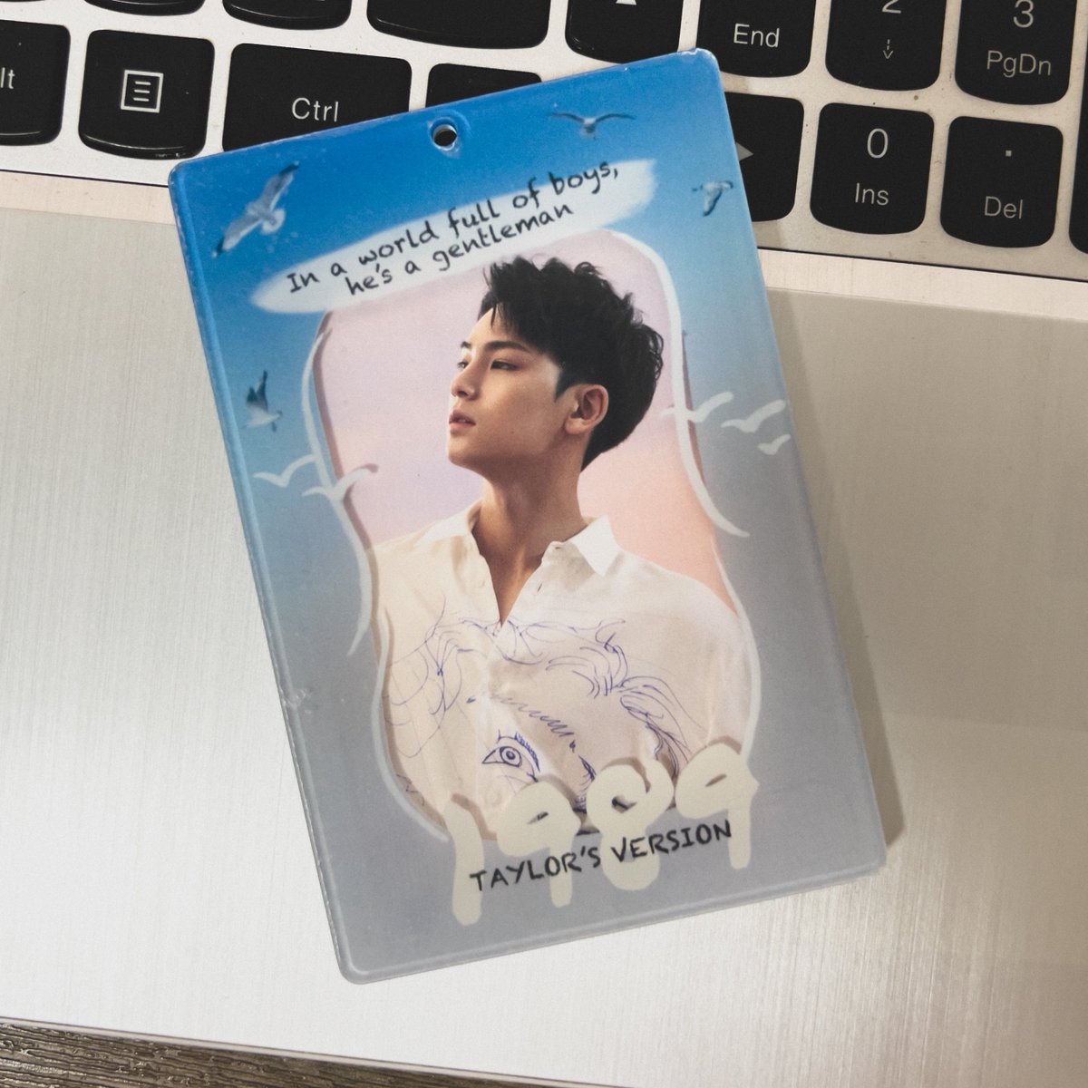 tnkr_ter's tweet photo. ✨ dose of #seroTERnin ✨

the exodia is complete jk
aaaahck super love these acrylic pc holders so much 🥹

thank you @krisshpy_kreme 🩷🩵

[#krishproofs] https://t.co/HJigptINcJ
