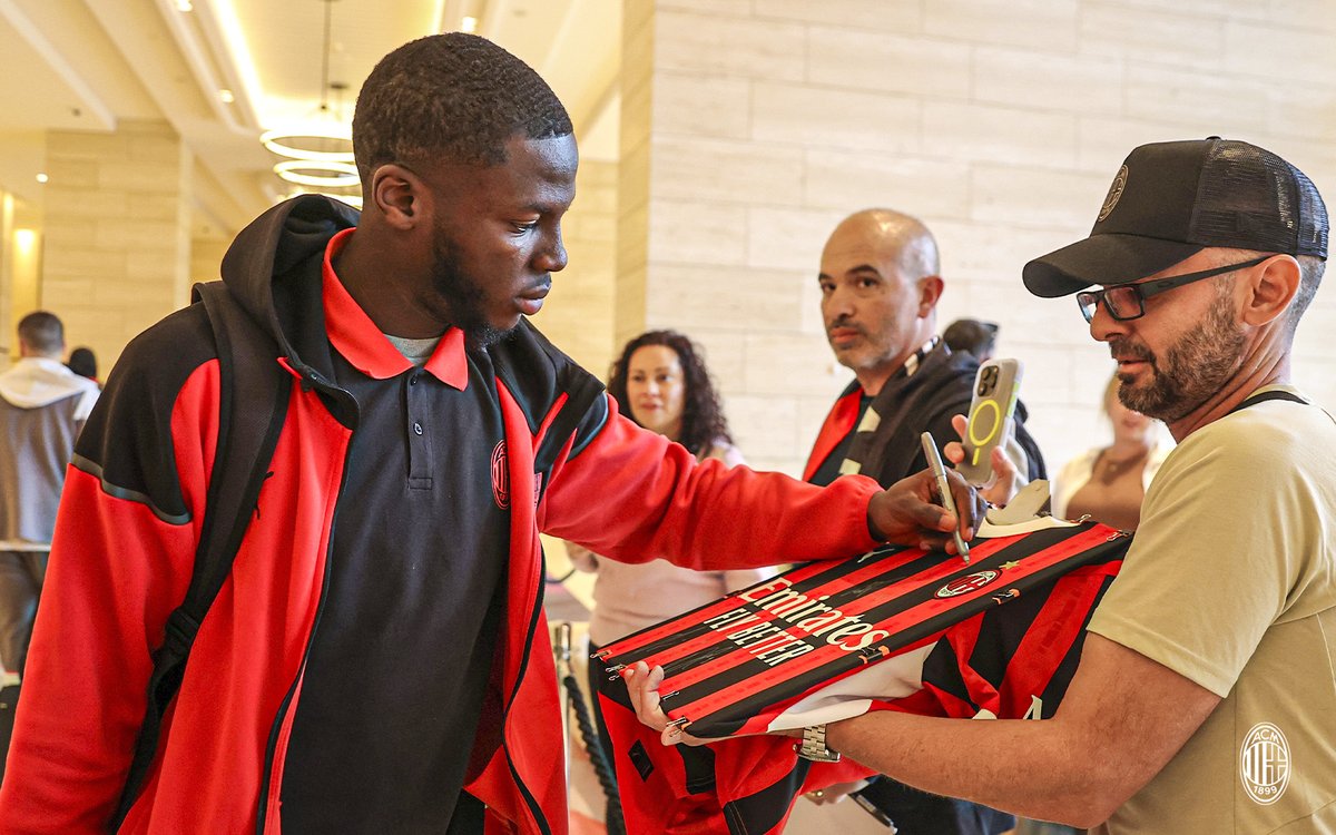 acmilan's tweet photo. A warm Aussie welcome 🛬👋

#SempreMilan https://t.co/yv4yuvUC6j