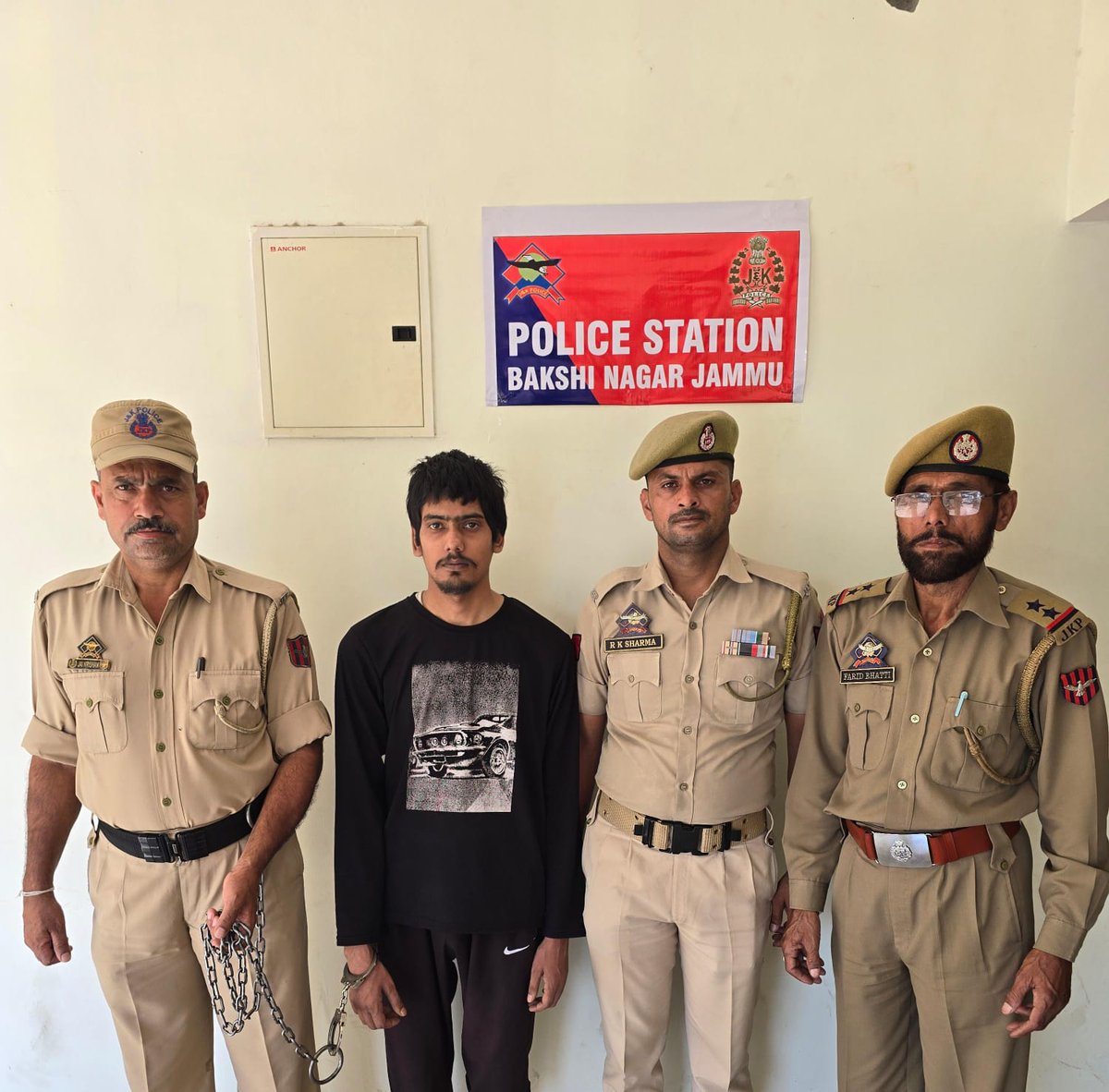 Jammu & Kashmir Police crack a 5-year-old blind murder case, solving the 2019 murder of priest Baba Pragat Nath Ji. Main culprit Ashish Kumar, part of a multi-state gang, apprehended in Haryana. Justice prevails! #JusticeServed #CommitmentToSafety