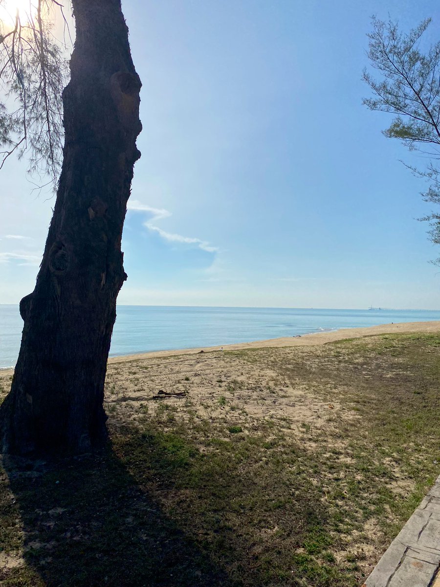 📍Pantai Penarik, Setiu, Terengganu. 2 jam perjalanan jugak nak balik ke kampung aku.