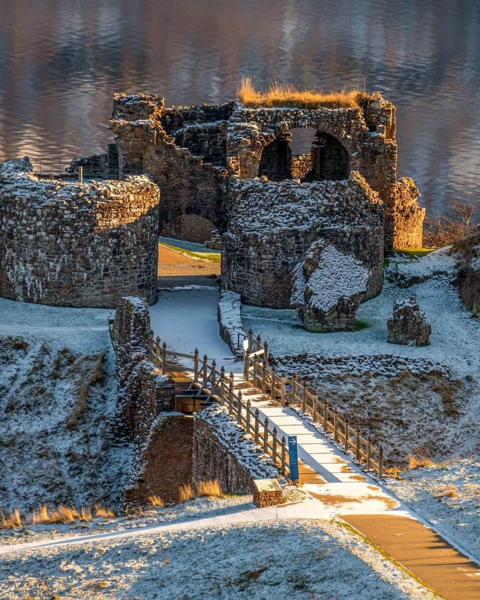 Did you know Urquhart Castle was once one of #Scotland's largest castles? 😲 

📍 Urquhart Castle, Visit Inverness Loch Ness
📷 Instagram.com/fotozabek

What is Urquhart Castle famous for? lovetovisitscotland.com/what-is-urquha…
