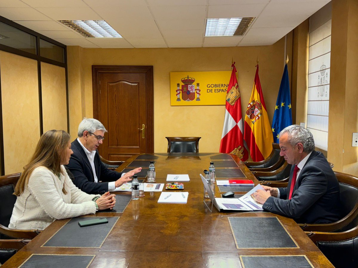 🛒 @NicanorSen ha recibido hoy en la Delegación del Gobierno al presidente y a la secretaria general de @asucyl, con los que ha tratado las distintas inquietudes del sector, sobre todo en materia de normativa y hurtos.