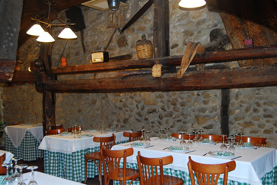 Taberna del Alamillo es un antiguo pajar convertido en un encantador restaurante. Asados en horno de leña, carnes a la brasa, postres caseros...  te esperan en Alameda del Valle SierraNorte.com/taberna-alamil…

#SierraNorteMadrid #SierraNorteDeMadrid #MeQuedoContigoMadrid #sierrademadrid