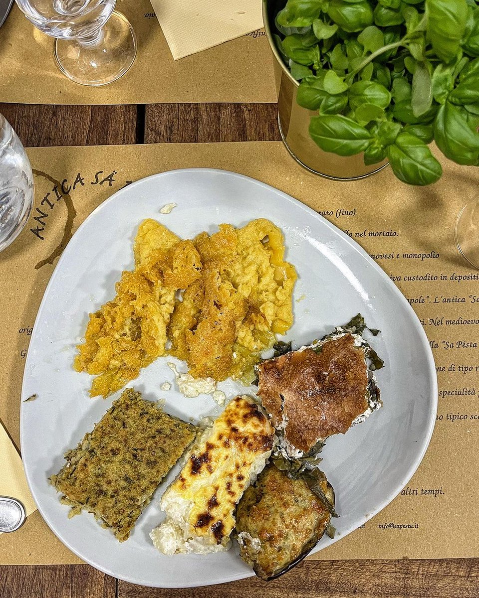 La nostra cucina è fatta di ingredienti, abbinamenti e preparazioni semplici.
Eppure, arriva sempre a pancia e cuore 😋
Siete team ripieni, farinata, polpettone o torte di verdura? 
📷 Via IG @incucinaconlavaligia