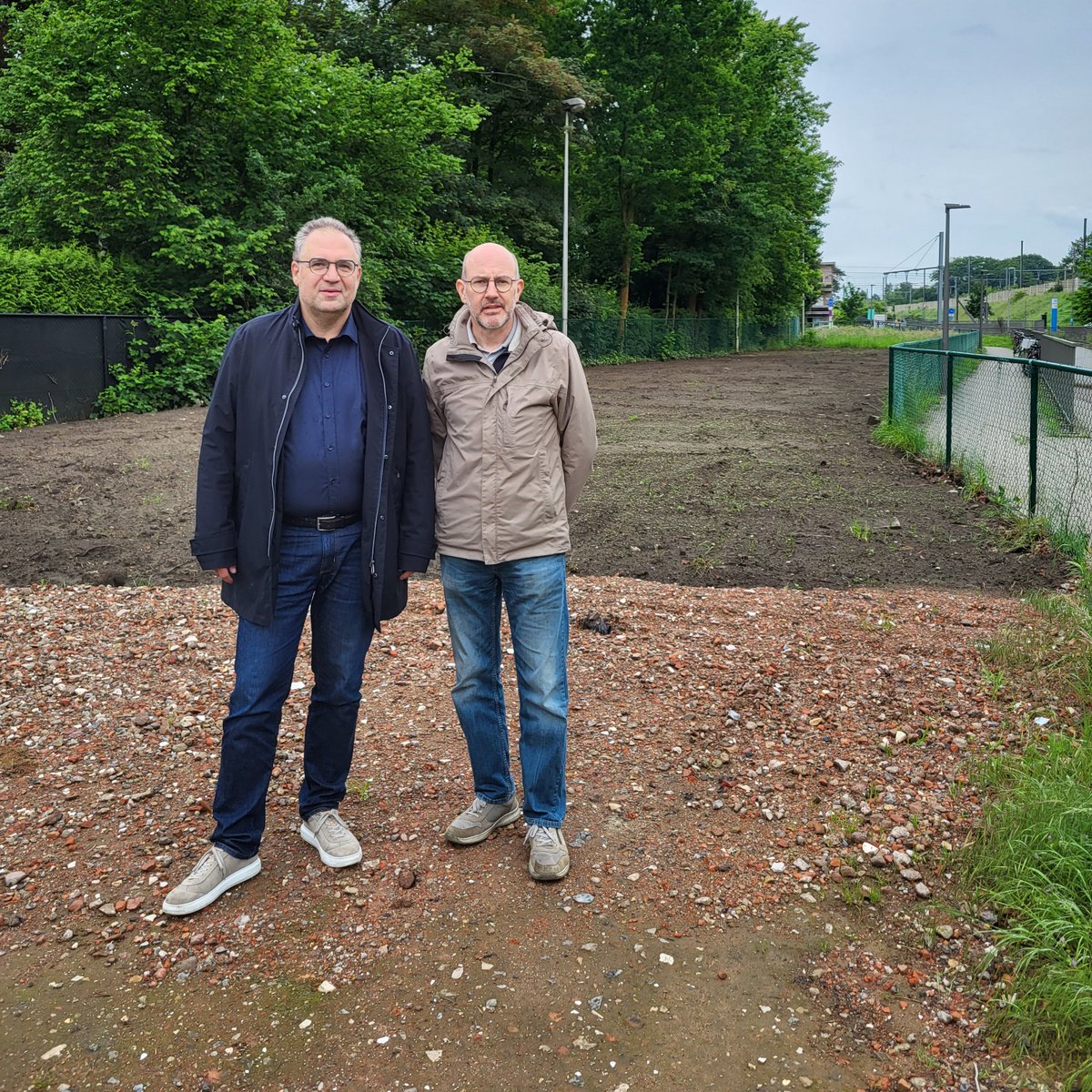 Koen Kennis (@koen_kennis) on Twitter photo Station <a href="/2180_Ekeren/">Ekeren</a> wordt steeds belangrijker als overstappunt naar stad en haven, en krijgt een extra autoparking en overdekte fietsenstallingen <a href="/NMBS/">NMBS</a> <a href="/KPalinckx/">Koen Palinckx</a> <a href="/PortofAntBruges/">Port of Antwerp-Bruges</a> @oosterweel #modalshift Lees meer: metkennisvanzaken.be/2024/05/28/sta… Station <a href="/2180_Ekeren/">Ekeren</a> wordt steeds belangrijker als overstappunt naar stad en haven, en krijgt een extra autoparking en overdekte fietsenstallingen <a href="/NMBS/">NMBS</a> <a href="/KPalinckx/">Koen Palinckx</a> <a href="/PortofAntBruges/">Port of Antwerp-Bruges</a> @oosterweel #modalshift Lees meer: metkennisvanzaken.be/2024/05/28/sta…