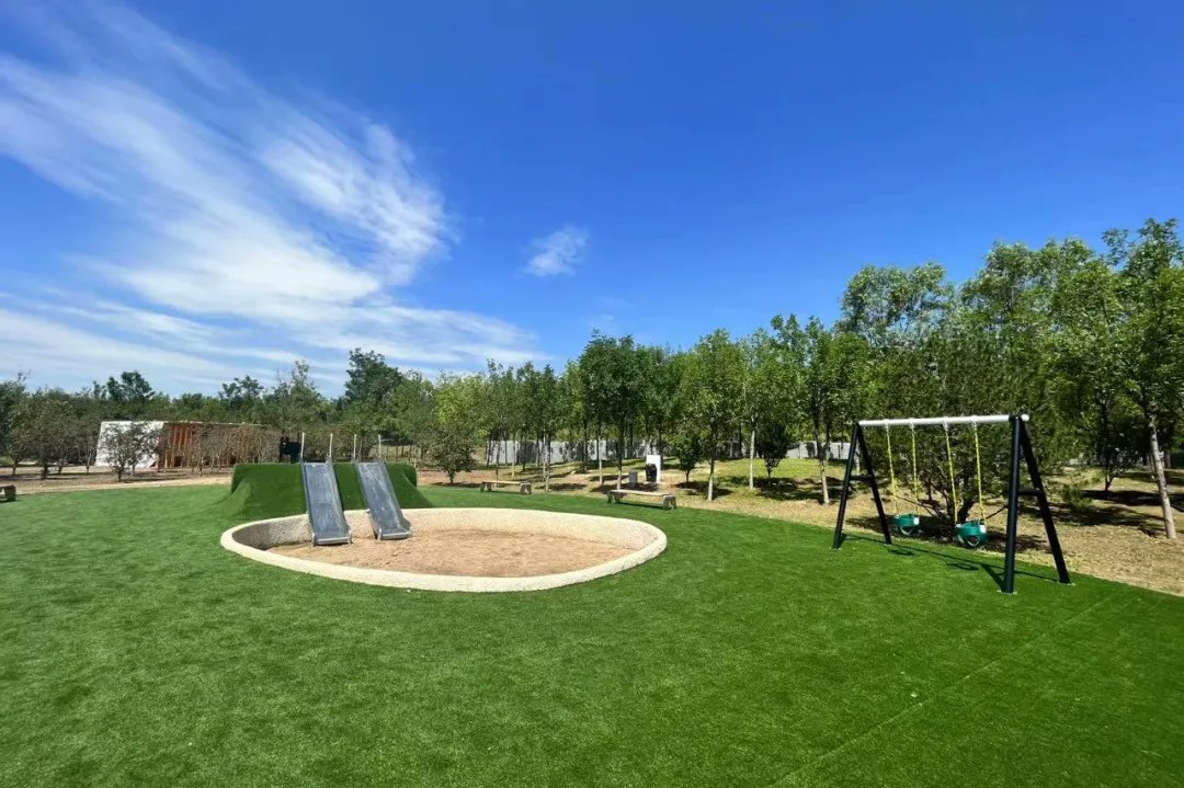 Pawsbar, next to Wenyuhe Park, is a paradise for dogs and a good place for dog owners to relax. There is a leisure water bar, and pet supplies retail shops, providing dog washing, hair drying, and boarding services.
#FunInBeijing #pet #dog #park #family #leisure #tourism #fun