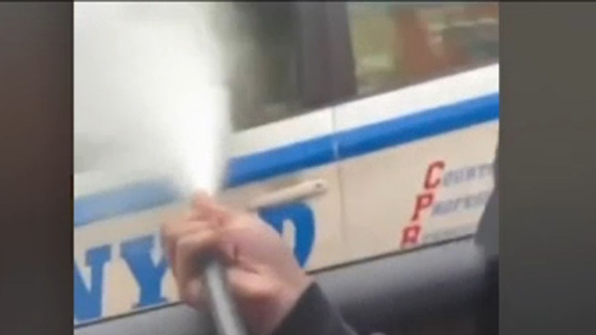Officer, traffic agent hurt in Manhattan in separate incidents by groups; 1 by a fire extinguisher 7ny.tv/4bxwFW9
