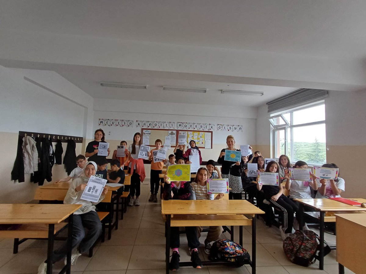 PursaklarRam's tweet photo. Ahmet Müşerref Muhtaroğlu Ortaokulu öğrencilerine Bilinçli Sosyal Medya Kullanımı konulu bilgilendirme sunumu yapılmış ve aynı konuda rehberlik panosu hazırlanmıştır. @MebOrgm @MemAnkara @MetinHalc2  @pursaklar_ank @PursaklarMem @mustafakilicgil @battalakman https://t.co/Rrgnb7CeUP
