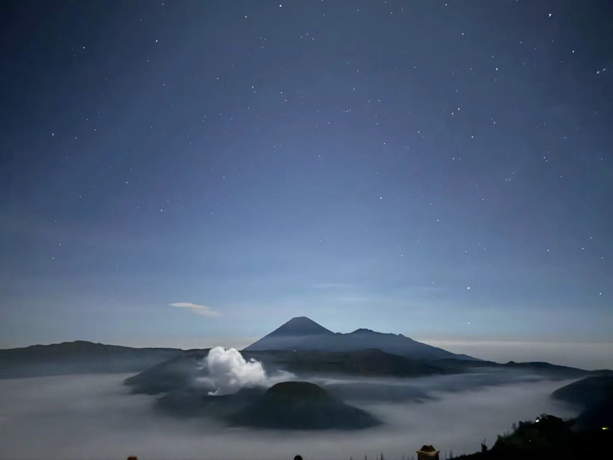 等待日出的过程，幸运的遇到了流星～希望每条贱狗都能被主人榨干！ https://t.co/5F6hQpCIw6