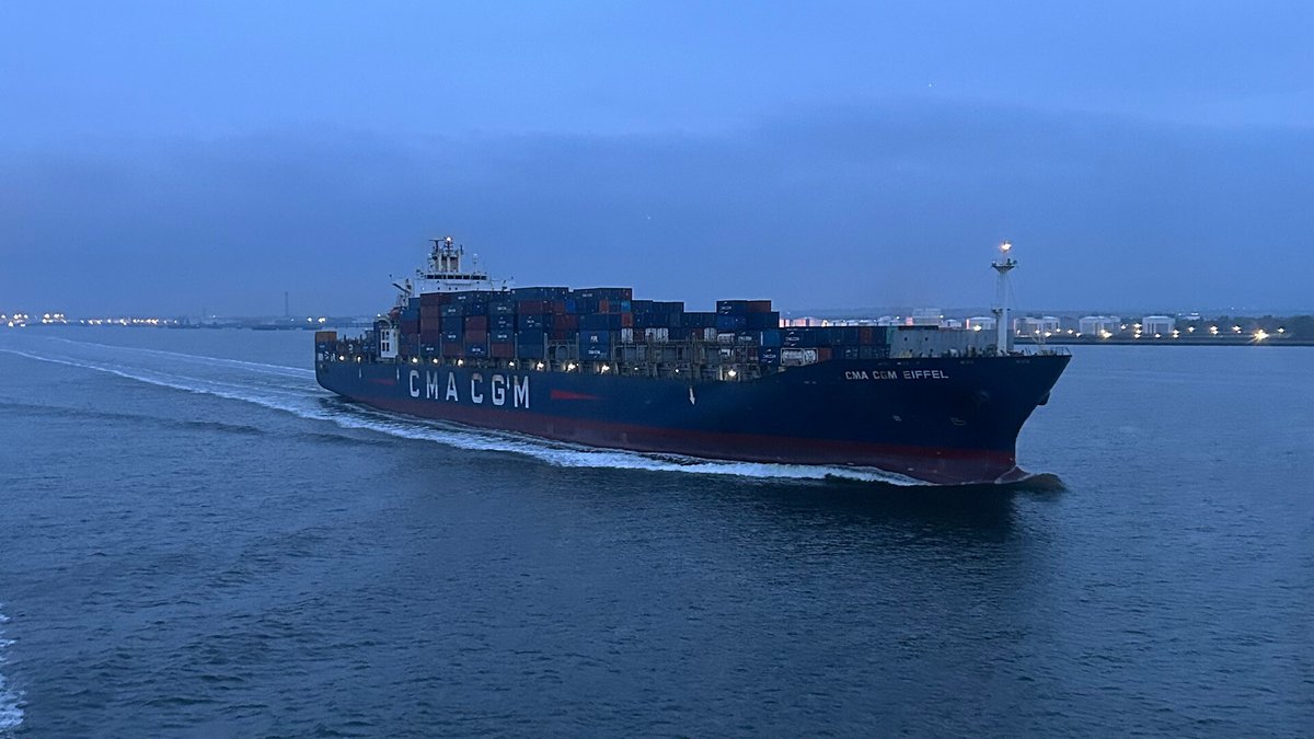 In the past 7 days, more than 210 vessels called in the Port of London.

➡️ hubs.la/Q02yzFd20

Photo by PLA Pilot Mario Di Costanzo

#KeepingTradeFlowing #London #Kent #Essex #ThamesEstuary #TradingThames #RiverThames #PortOfLondon