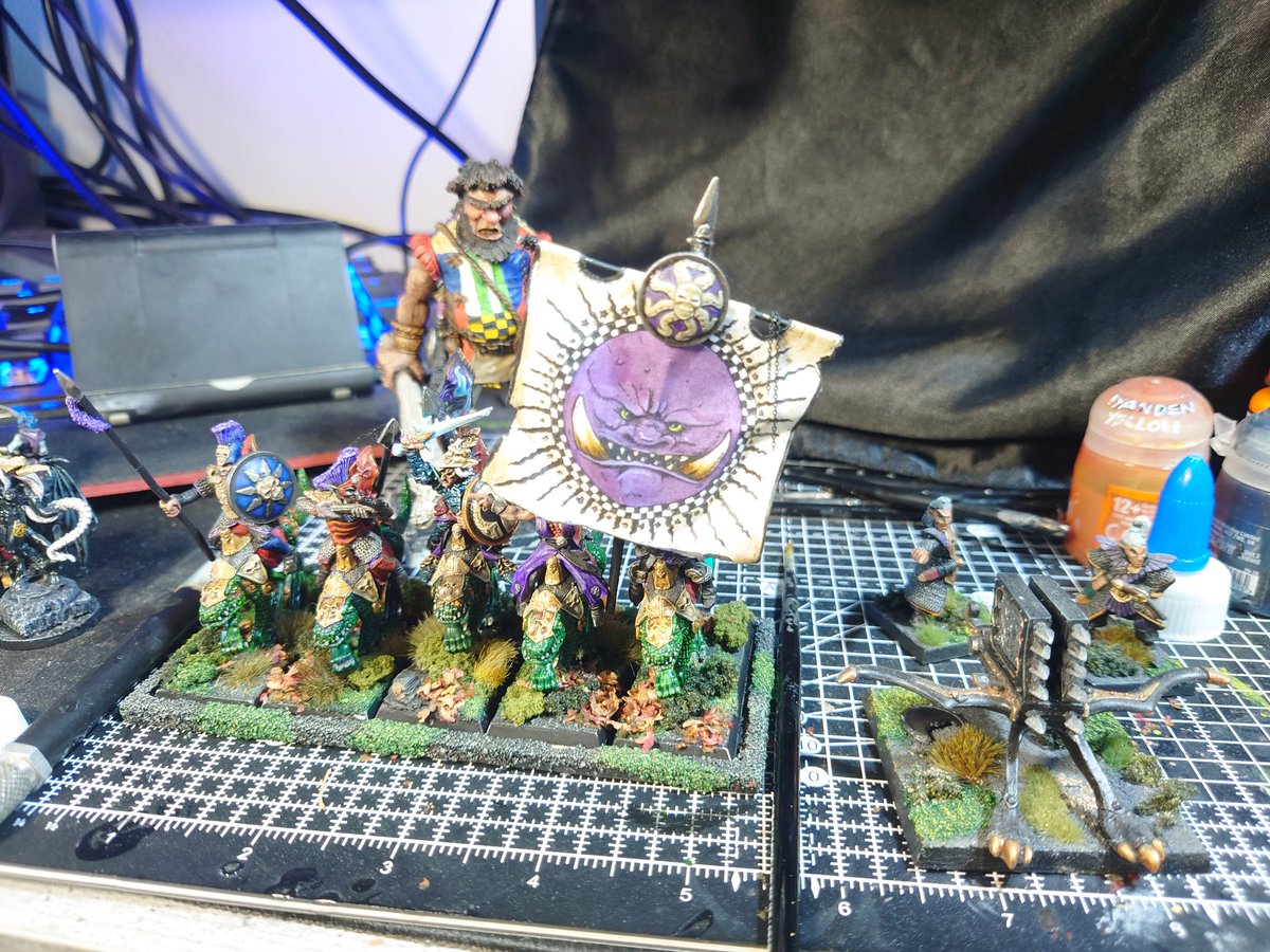 A painter cannot live on giant alone. So a bit of fiddling with the Dark Elves happened instead. #TheOldWorld #MiniaturePainting