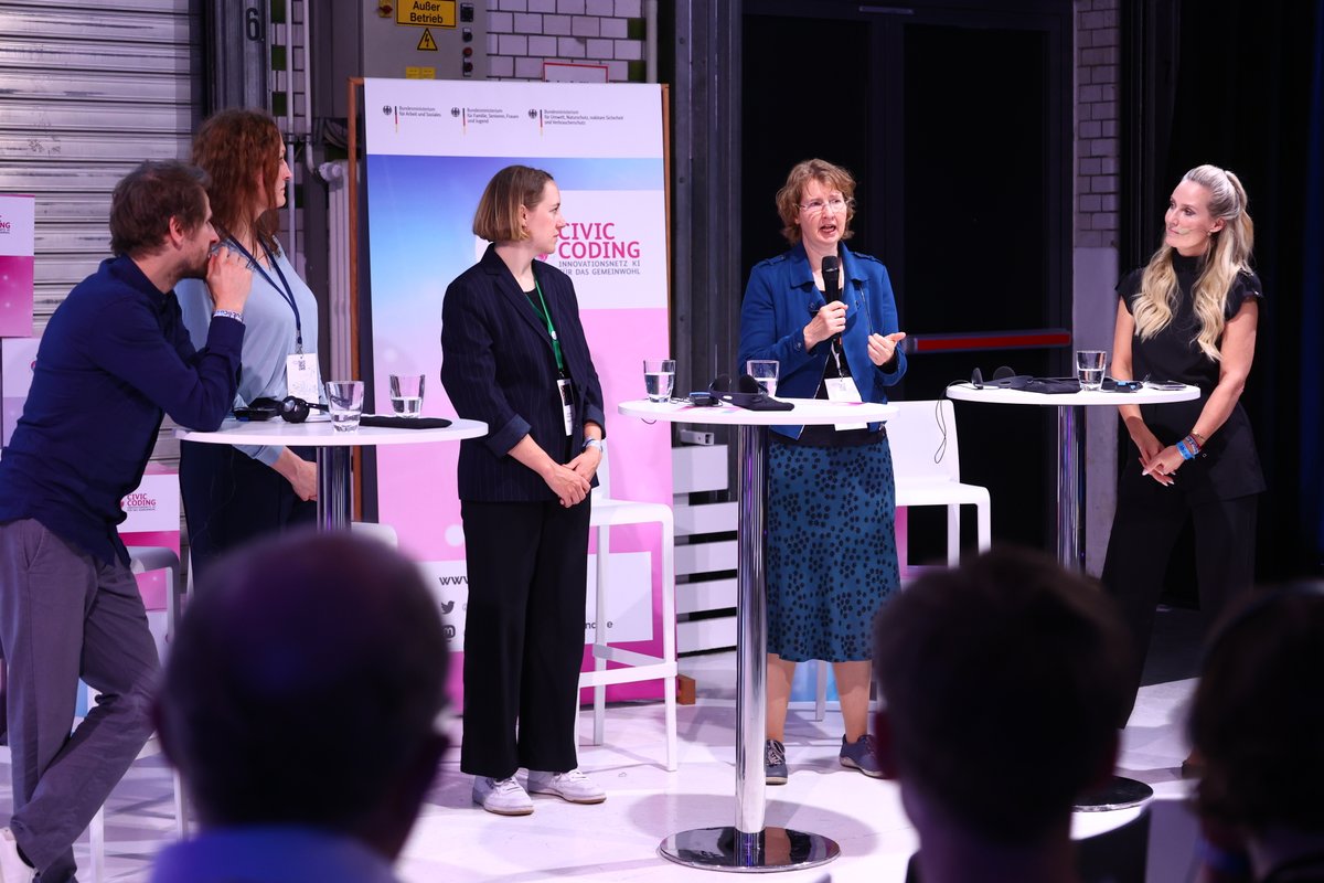 Es geht los 🚀 Unser erstes Panel auf der @republica startet! Staatssekretärin Dr. Christiane Rohleder @BMUV, Jutta Gurkmann @vzbv, Svea Windwehr #D64 und Prof. Dr. Philipp Hacker @viadrina diskutieren zum #AI Act, dem #DSA und der #Zivilgesellschaft. 🧵👇