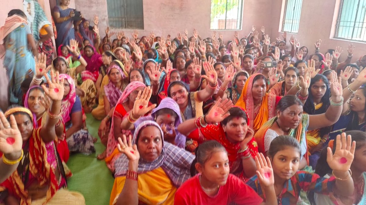 zpdurg's tweet photo. ग्राम पंचायत कोलिहापुरी में आज विश्व महतारी स्वच्छता दिवस 
🌺 मासिक धर्म स्वच्छता दिवस पर, आइए हम सभी #CGforPeriods के साथ खुलकर चर्चा करें और #RedDotChallenge को अपनाएं। स्वस्थ माहवारी, स्वस्थ जीवन! #MHDAY2024
 #CGforPeriods #RedDotChallenge #MHDAY2024 https://t.co/7r8IkBumEw