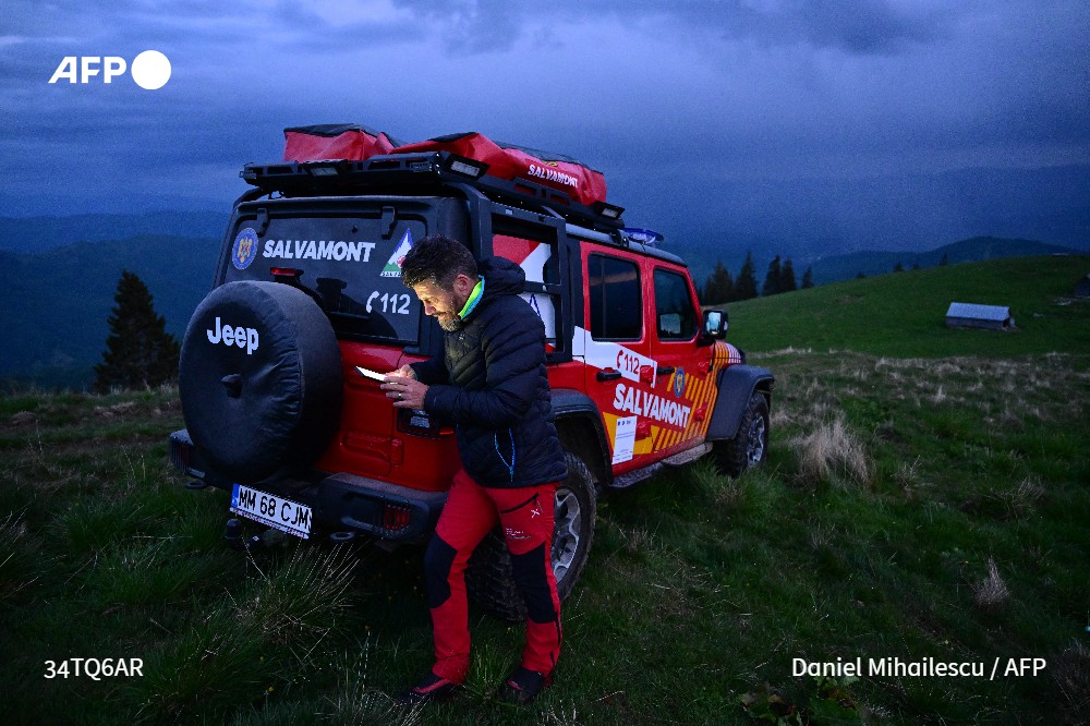 afpfr's tweet photo. 🇷🇴 🇺🇦 L'un appelle à l'aide frigorifié, deux autres ont péri dans leur fuite : dans les montagnes du nord de la Roumanie, de plus en plus de jeunes Ukrainiens risquent leur vie pour échapper aux nouvelles règles de mobilisation.

➡️ https://t.co/OSIqpqhNDd
✍️ @ani_sandu https://t.co/E174j6BXjb