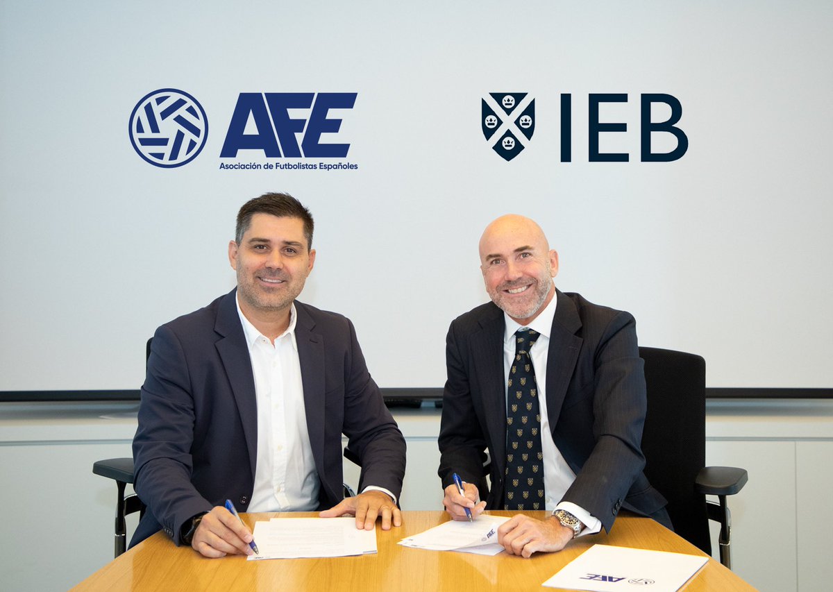 🤝🎓 #AFEFútbol renueva su convenio de colaboración con el prestigioso <a href="/IEB_Spain/">IEB</a>. Han sellado el acuerdo @DavidAganzo y <a href="/TaniaTabanera/">Tania Tabanera</a>, presidente y responsable del Departamento de Formación del sindicato, respectivamente, y @JoaquinDanvila, responsable jefe de Desarrollo,