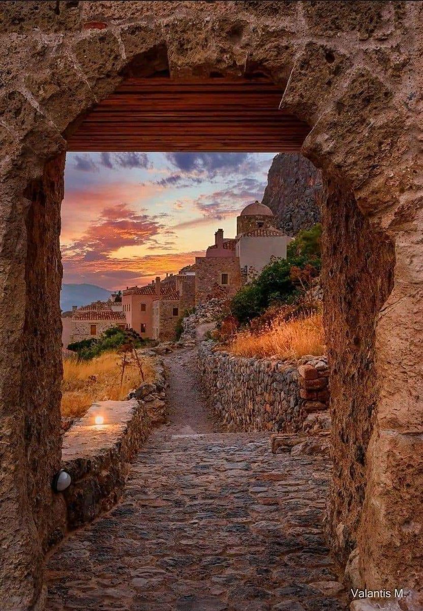 Monemvasia 
Il nome greco Μονεμβασία ('un solo accesso') deriva dalla esistenza di un'unica porta d'entrata alla città fortificata (moni emvasis)
La città viene chiamata in italiano semplicemente Malvasia, a causa del vitigno di Malvasia esportato e che si è diffuso con successo