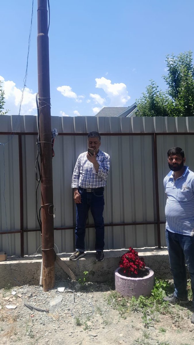 Installation of meters & removal of bare conductor to enable charging of LT-AB cable at Singhpora, #ESD Wagoora, ED 📍 Baramulla. 
@diprjk @OfficeOfLGJandK @MinOfPower @DCBaramulla