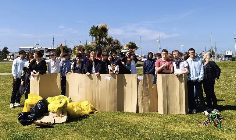 LyceeDoucet's tweet photo. Le @LyceeDoucet @dsden50 a été le seul lycée de à participer jeudi 23 à la CleanWalk. Le but : nettoyer la @VilleCherbourg. Arrivée sur la Plage Verte avec 32kg de déchets récoltés en 3h. Les agents municipaux ont ensuite pris en charge 32 sacs jaunes et 12 noirs. Merci à eux !!! https://t.co/z4QfSDKJxA
