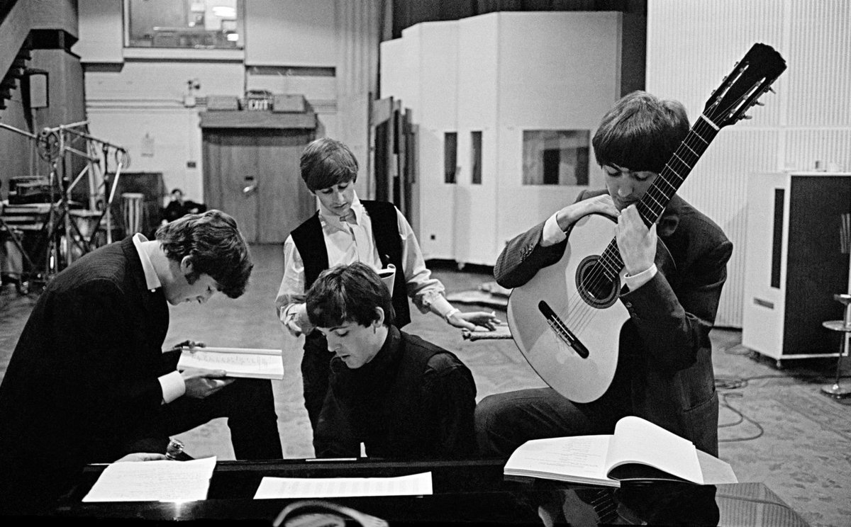 The Beatles negli EMI Studios, poi ribattezzati Abbey Road Studios, dove furono realizzati molti dei loro dischi più famosi, esaminando la sceneggiatura del film 'A Hard Days Night'. Londra. Inghilterra. GB 1964. 
© David Hurn
