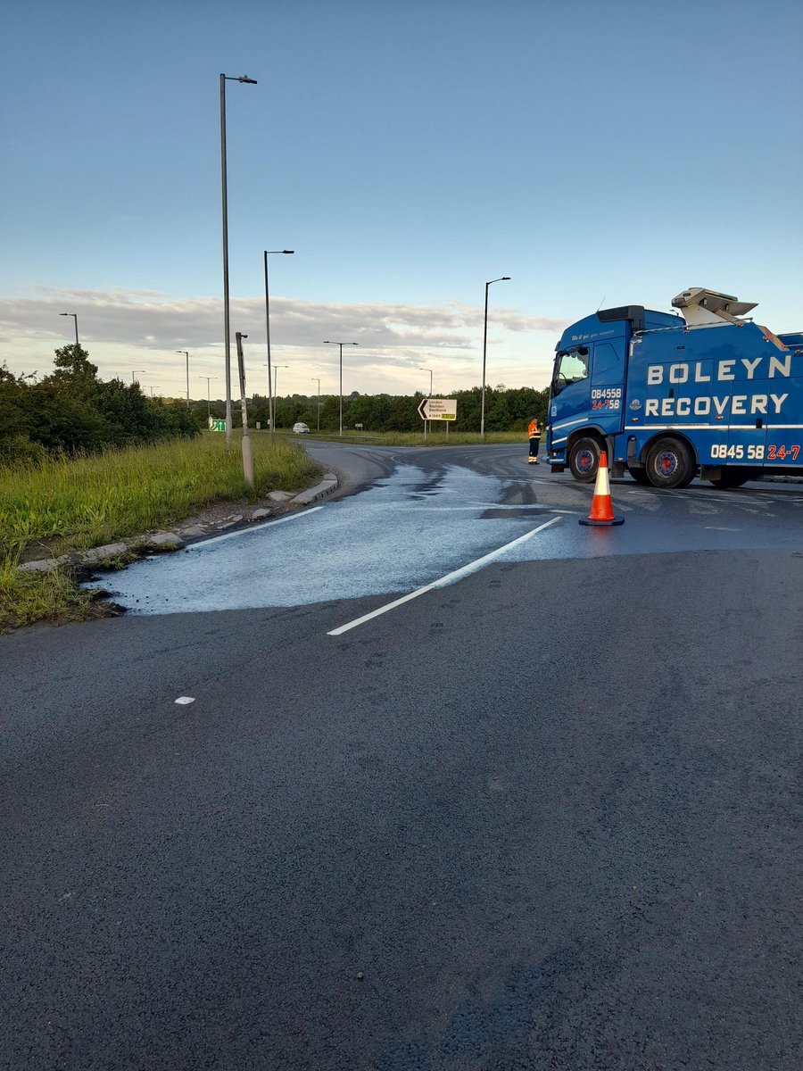 ⚠️⛔️ Emergency closure Rayleigh Spur roundabout #A130. Due to a coach overturning yesterday evening and spilling a large amount of diesel over the carriageway our crew is currently on site to carry out urgent resurfacing. Please use an alternative route. one.network/?GB138925043