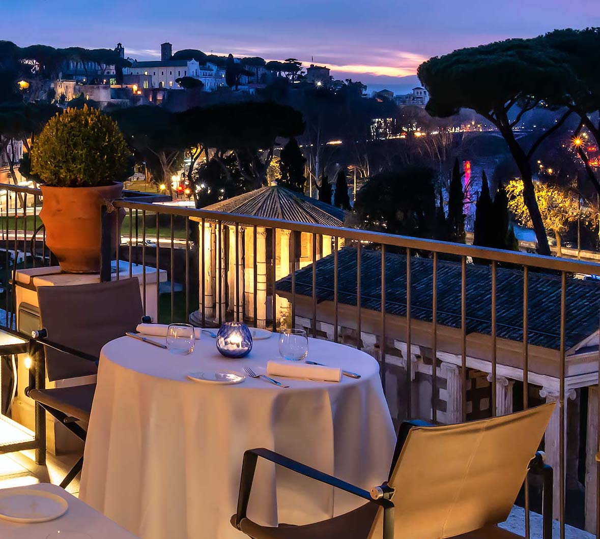 Ancient Rome lit up in the evening is the ideal setting for a special dinner. 🍽🏛

#47boutiquehotel #rome