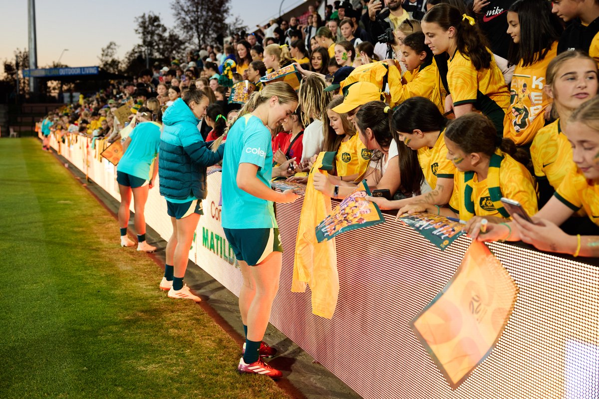 Selfies and signatures 🤳 ✍️

Today we welcomed participants of @FootballAUS’ Club Changer Development Program to training.

📰 Find out more on footballaustralia.com.au/gamechanger

#Matildas #TilitsDone