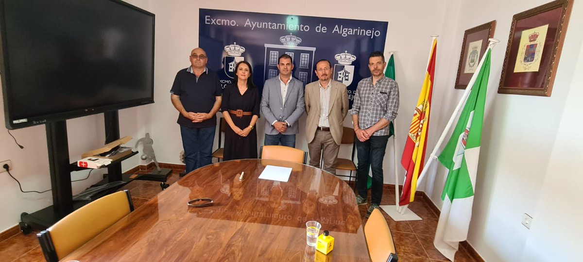 El delegado de @CulturaAND @fernandoegea2 visita el complejo arqueológico de Villavieja, inscrito recientemente como Bien de Interés Cultural ▶️ Está situado a menos de dos kilómetros de la población de Fuentes de Cesna, del municipio de Algarinejo