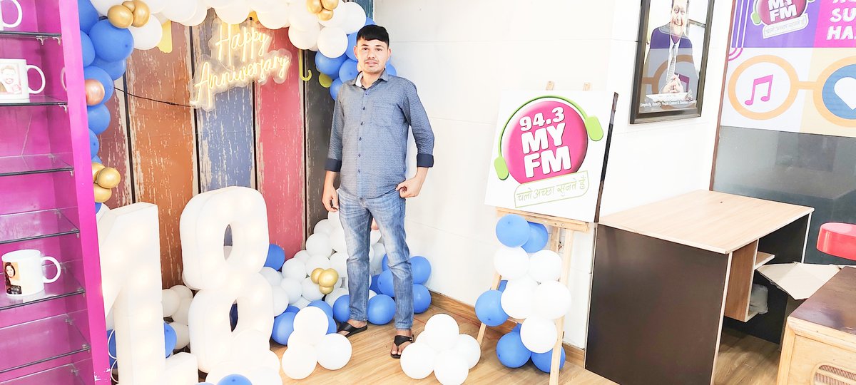 JATsunil00's tweet image. #MY_FM की 18वीं वर्षगांठ के उपलक्ष में आयोजित कार्यक्रम में @Rjkartik भाई के साथ 💞🎉

शानदार व्यक्तित्व के धनी और मिलनसार कार्तिक भाई से मिलते रहें My FM 94.3 पर क्योंकि यहां केवल बैंगर बजते हैं 😍