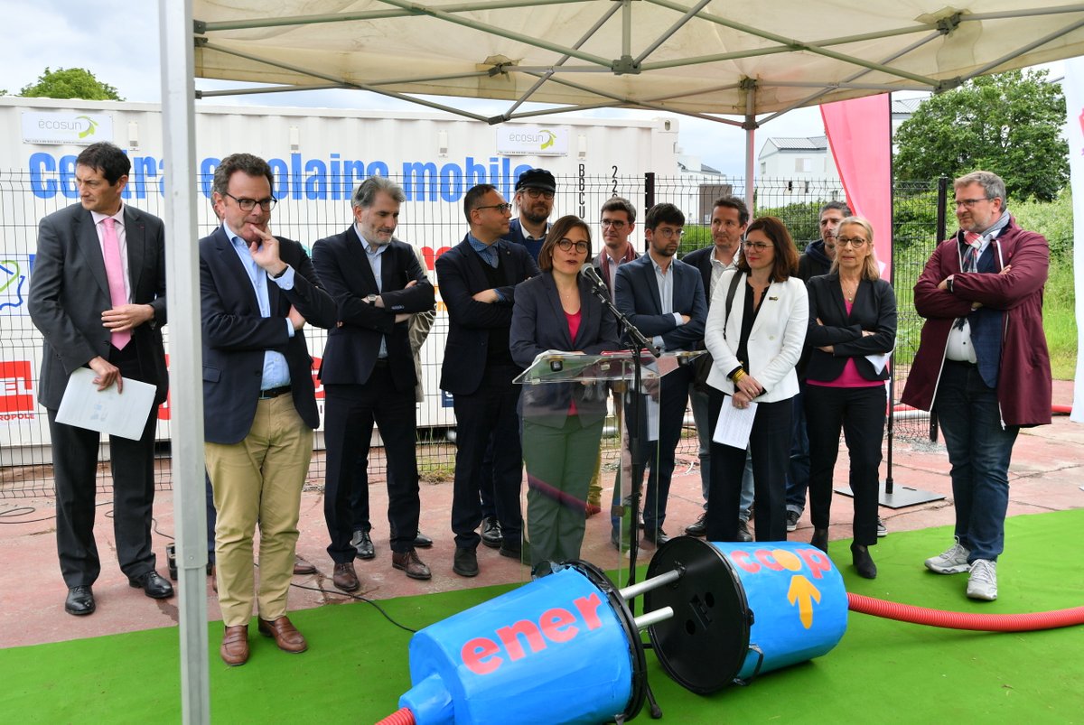 🔌 C'est une première en France et ça vient tout juste d'être inauguré à Fives ! 🌞 Lille expérimente une centrale solaire mobile pour alimenter des logements collectifs en électricité verte. ℹ️ lille.fr/Actualites/Une…