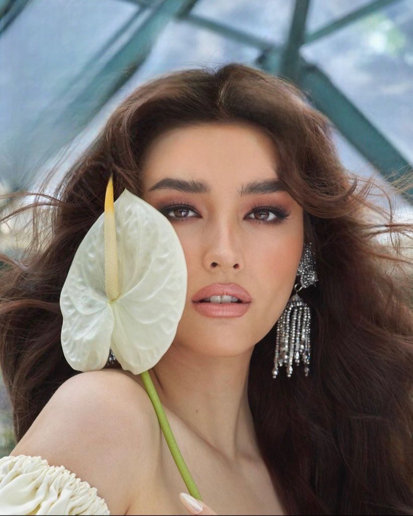 Is it just me, or this photo of #LizaSoberano could easily pass as a Miss Universe headshot entry!?!?