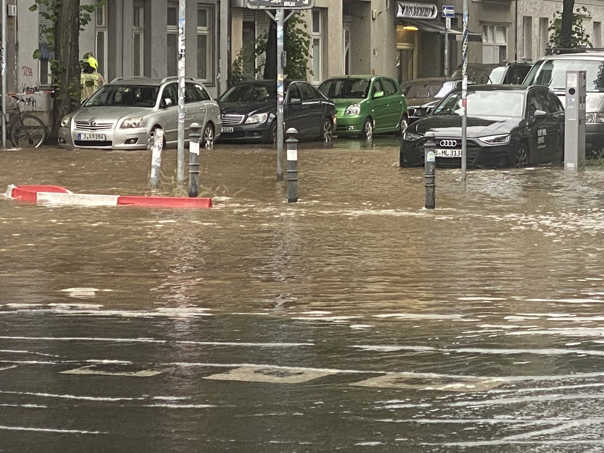 ThomasPeise's tweet photo. #Berlin #Neukölln: Wasserrohrbruch auf der #Sonnenallee, Vollsperrung, Strasse unter Wasser, Feuerwehr und Wasserbetriebe im Einsatz https://t.co/NETHh14kh4
