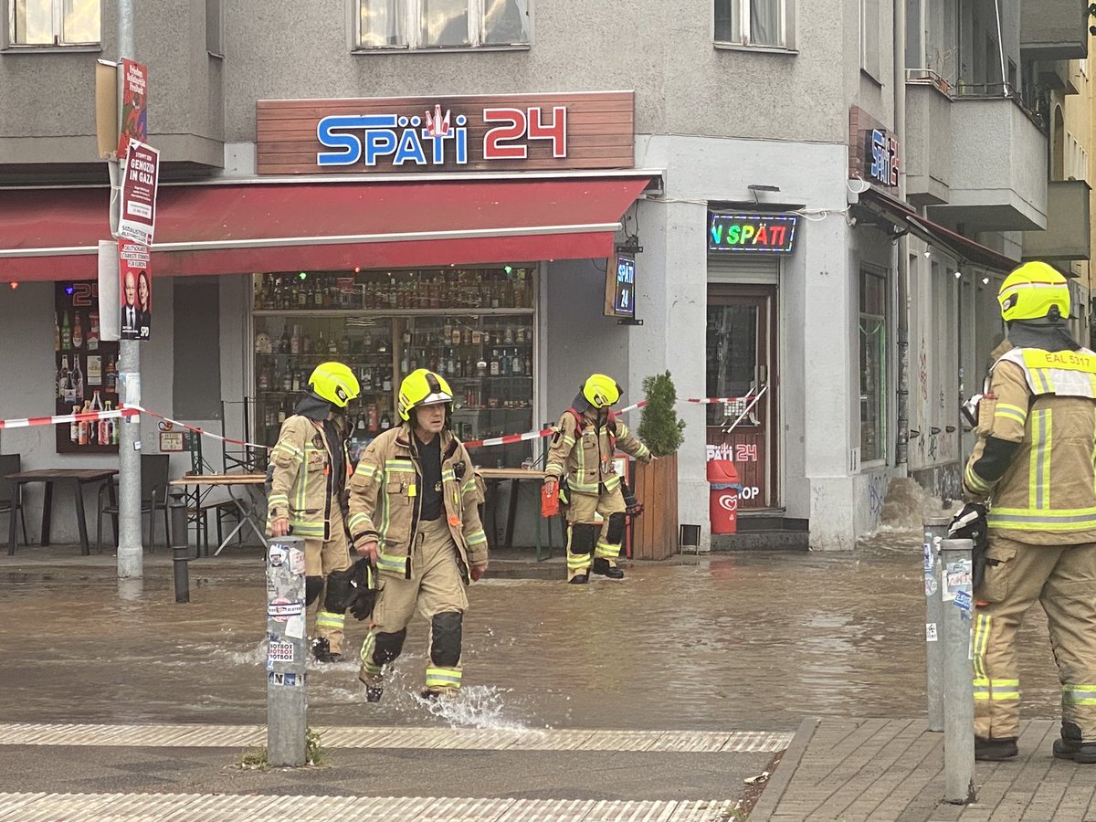 ThomasPeise's tweet photo. #Berlin #Neukölln: Wasserrohrbruch auf der #Sonnenallee, Vollsperrung, Strasse unter Wasser, Feuerwehr und Wasserbetriebe im Einsatz https://t.co/NETHh14kh4