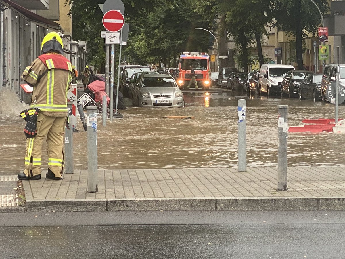 ThomasPeise's tweet photo. #Berlin #Neukölln: Wasserrohrbruch auf der #Sonnenallee, Vollsperrung, Strasse unter Wasser, Feuerwehr und Wasserbetriebe im Einsatz https://t.co/NETHh14kh4